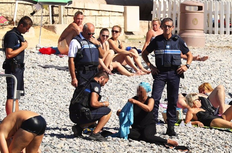 policia prohibe burkini